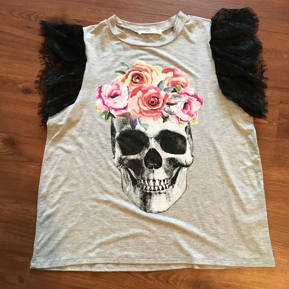 Boutique skull top with lace sleeves